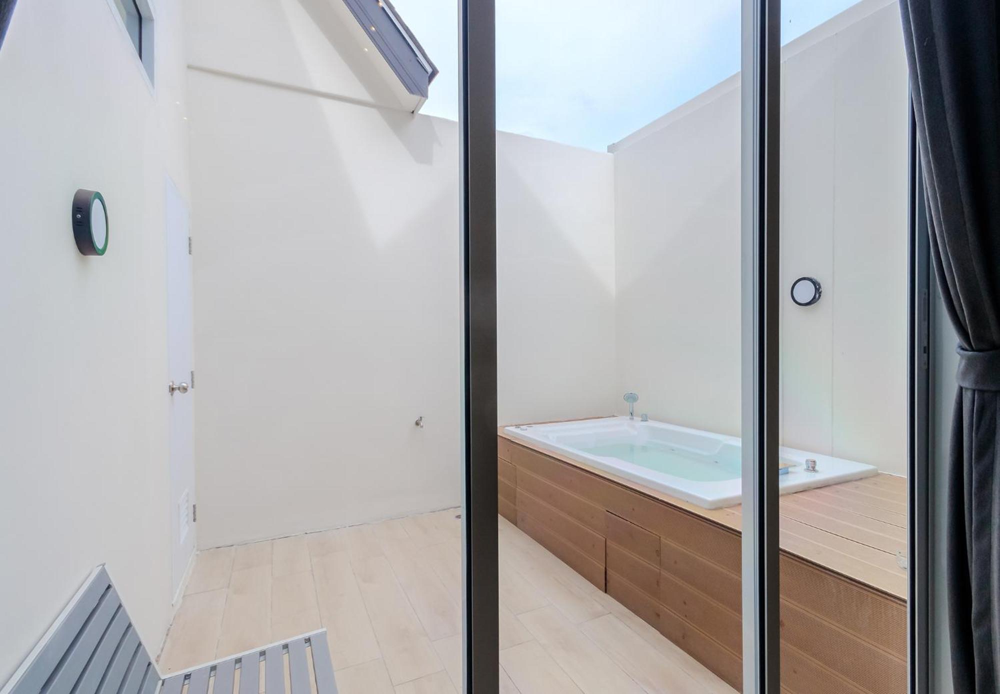 Nidhra นิทรา Appartement Ban Lat Krachaeng Buitenkant foto